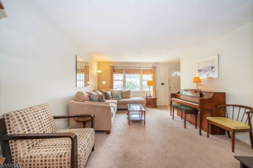 39 Thorn Ter, Town Center, NJ 07052-3533