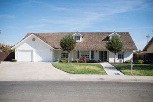 916 Murphy Dr, Lemoore, CA 93245-2184