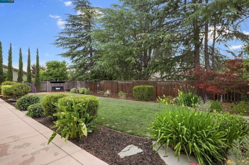1833 Leo Ln, Concord CA  94521-2348 exterior