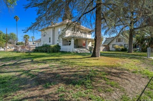 3987 4th St, Riverside, CA 92501-2703