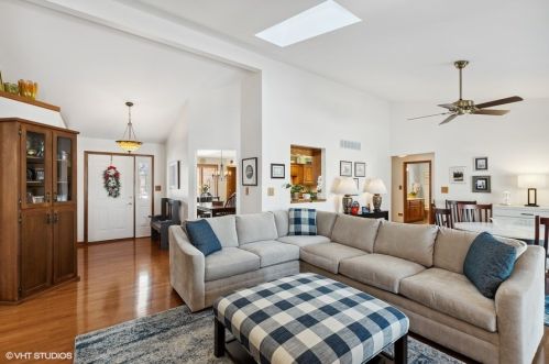 221 Orchard Ln, Sollitt, IL 60401-5000