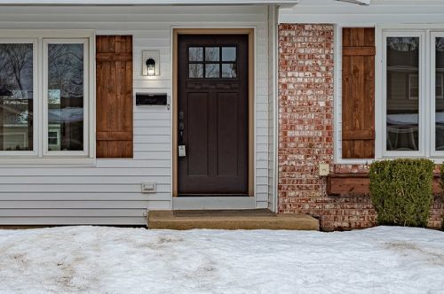 81 Essex Rd, Elk Grove Vlg, IL 60007-3934