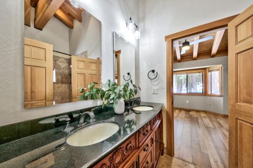 11030 Ski Slope Way, Truckee CA  96161-6603 exterior