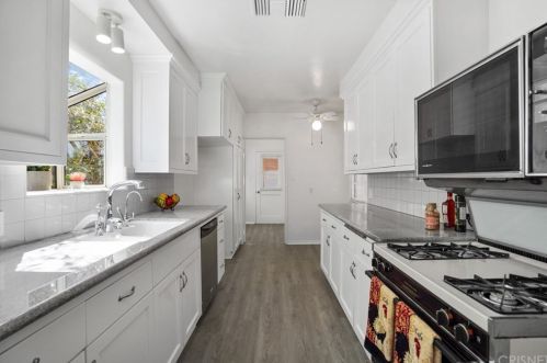 7101 Stansbury Ave, Van Nuys, CA 91405-3206