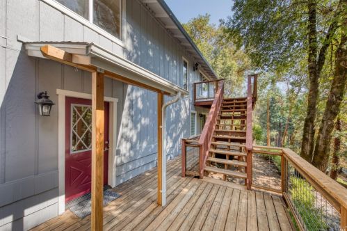 25280 Poppy Dr, Willits, CA 95490-9432