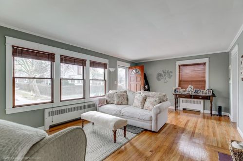 4 Sagamore St, Middletown RI  02840-1418 exterior