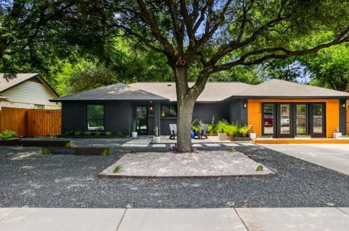 5404 Emerald Forest Dr, Austin TX  78745-3002 exterior
