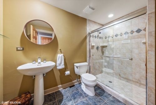 6755 Fieldstone Dr, Willowbrook IL  60527-5294 exterior