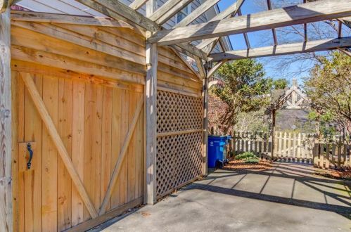 2721 Log Cabin Dr, Atlanta GA  30339-1546 exterior