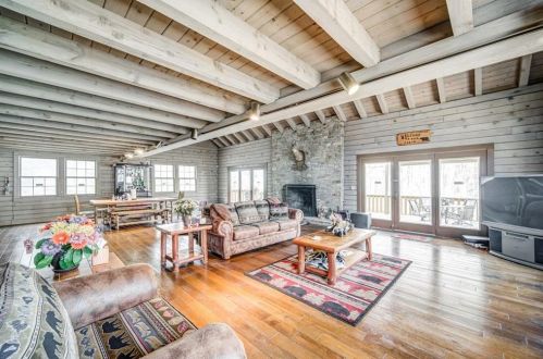 511 Harper Valley Rd, Ellijay, GA 30540-0426