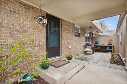 705 Bordeaux Ct, Elk Grove Vlg, IL 60007-3586