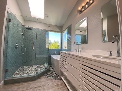 8 Henry, Irvine CA  92620-3256 exterior
