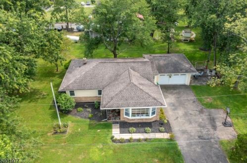 2 Meadow Ln, Flemington, NJ 08822-1525