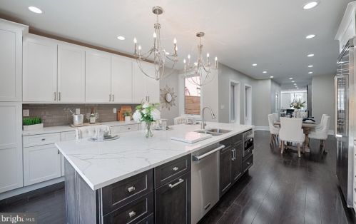 950 Front St, Philadelphia PA 19147-0043 exterior