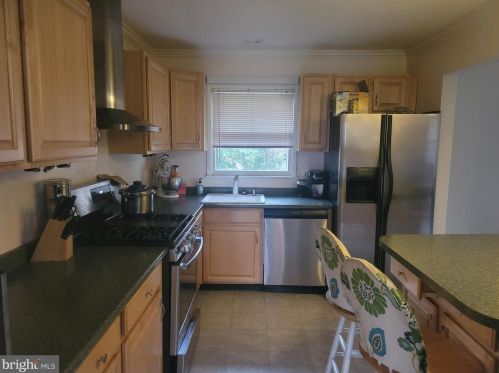 7624 Long Pine Dr, Springfield VA  22151-2823 exterior