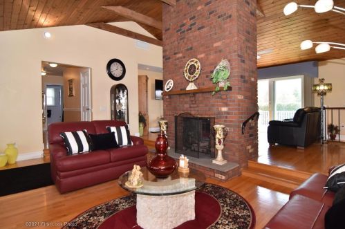 47 Pinewood Dr, Providence, RI 02904-3426