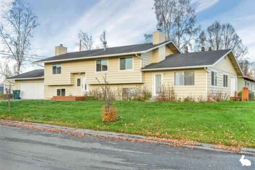 6941 Stanley Dr, Anchorage, AK 99518-2163