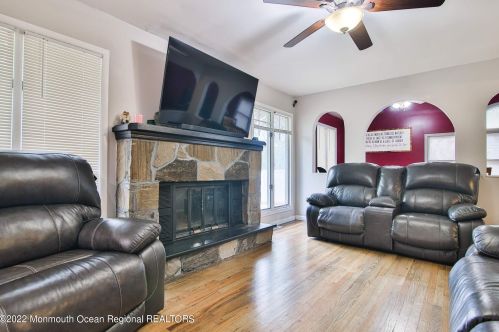 17 Pine Hill St, Jackson Twp, NJ 08527-2439