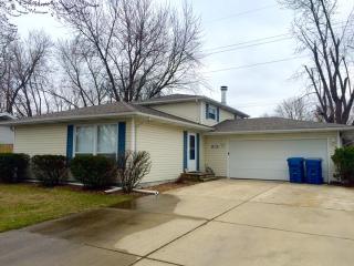 49 Karen Dr, Bourbonnais, IL 60914-1027