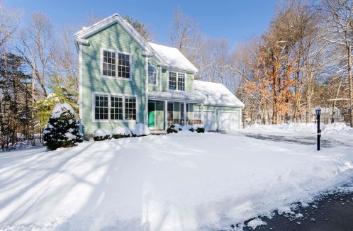 2 Lockerbie Ln, Stratham, NH 03885-2157