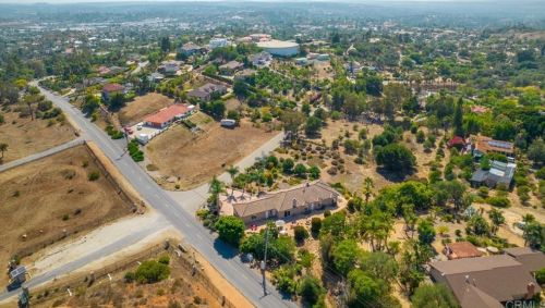 2021 Pleasant Heights Dr, Vista CA  92084-2844 exterior