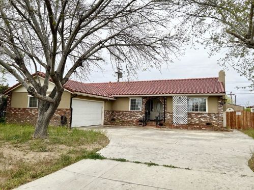 717 Avenue, Lancaster, CA 93534-7428