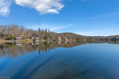107 Sleepy Hollow Rd, Bloomingdale, NJ 07403-1424