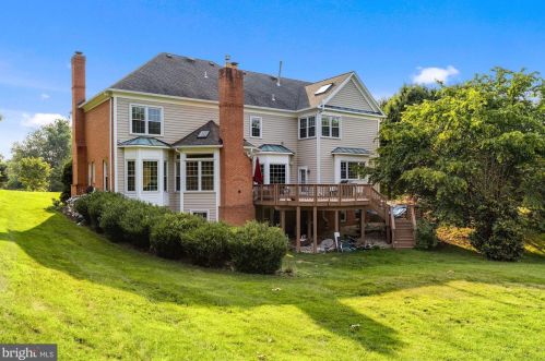 561 Nalls Dairy Ct, Great Falls, VA 22066-1145
