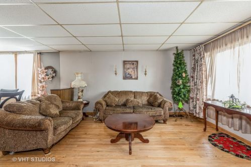 10731 Calhoun Ave, Chicago, IL 60617-6419