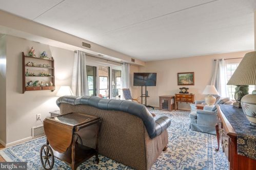 216 Valleybrook Dr, Lancaster PA  17601-4623 exterior