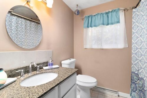 133 Staples Ave, Warwick, RI 02886-7324