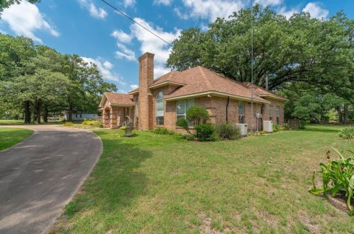 3040 Woodglen Dr, Commerce, TX 75428-6110