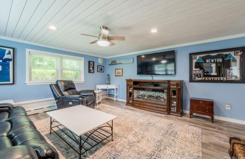17 Senkow Dr, Quaker Hill, CT 06375-1631
