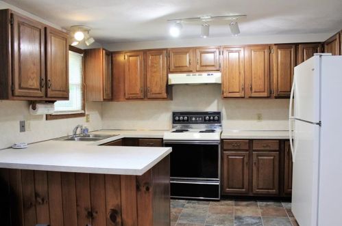 7 Isaac Fiske Rd, Coventry, RI 02827-1918