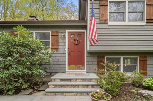 14 Cheryl Dr, Upper Stepney, CT 06468-1005