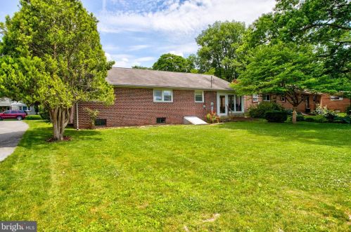 72 Village Dr, Lancaster PA  17601-3324 exterior