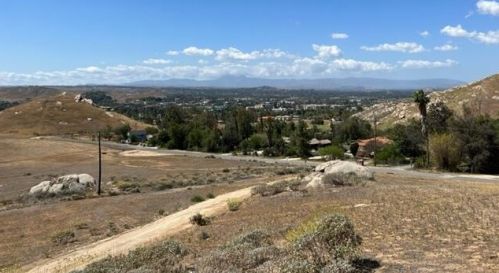 2270 Mt Vernon Ave, Riverside CA  92507-4624 exterior