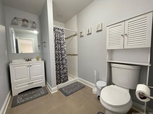 6 Little Fox Run, Huntington CT  06484-1619 exterior