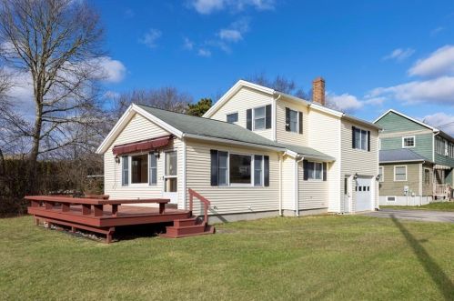 124 Pequot Dr, Charlestown, RI 02813-2131