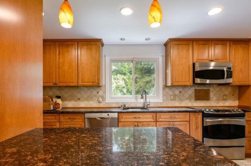 10 Sutton Pl, Cheshire CT  06410-1727 exterior