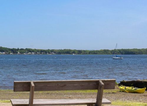 10 Read Ave, Warren, RI 02885-2212