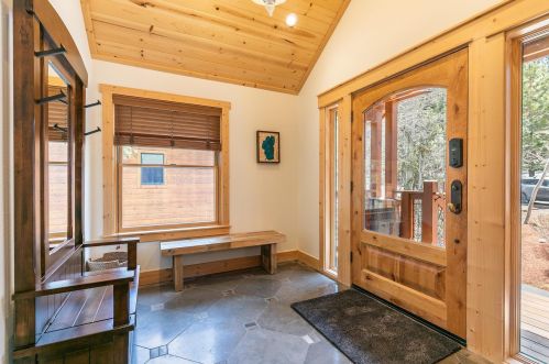196 Basque Dr, Truckee CA  96161-3917 exterior