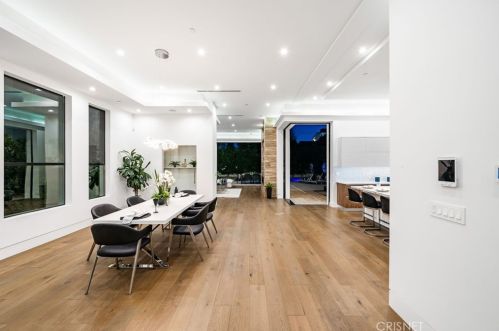 5128 Noble Ave, Van Nuys CA  91403-1376 exterior