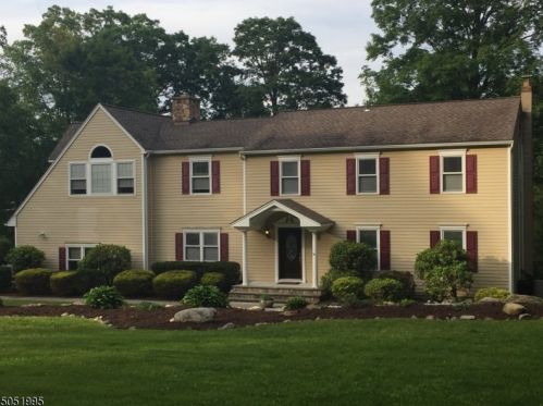 48 Round Hill Rd, Kinnelon, NJ 07405-3219