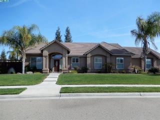 1538 Bella Oaks Dr, Tulare, CA 93274-0002