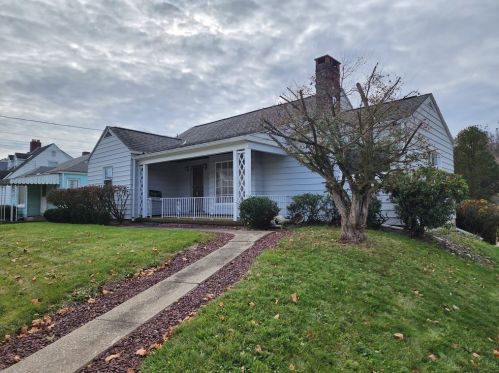 2651 River Rd, Vandergrift, PA 15690-6105