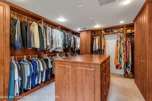 23 Oxford Dr, Tinton Falls NJ 07712-3265 exterior