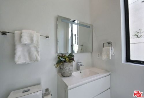 5128 Noble Ave, Van Nuys CA  91403-1376 exterior