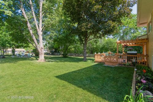 972 Lakewood Dr, Hanover Park, IL 60103-5615