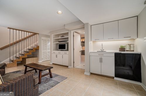 887 Berkshire Rd, Atlanta GA  30324-4929 exterior